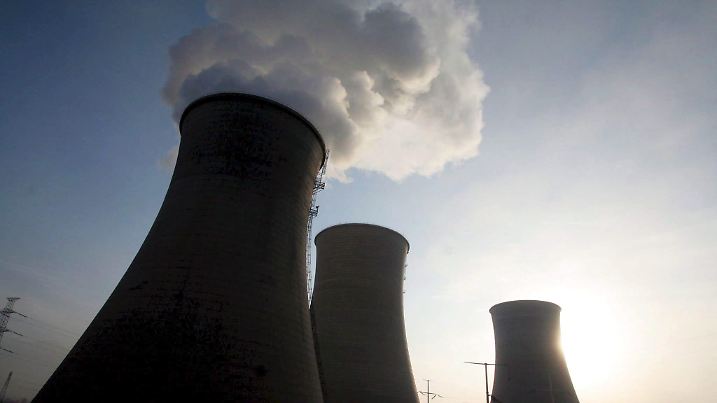 ARCHIV - 18.01.2006, China, Xining: Das Kohlekraftwerk in Xining in der chinesischen Provinz Qinghai. China hat im ersten Halbjahr 2024 einer Analyse zufolge deutlich weniger Kohlekraftprojekte genehmigt. (zu dpa: «China bremst laut Studie Ausbau von Kohlekraft») Foto: epa Zuo Xiaoming/EPA/dpa +++ dpa-Bildfunk +++