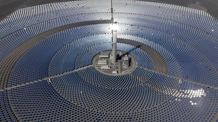 12.09.2024, China, Hami: Ein Luftbild einer Drohne zeigt eine Teilansicht eines 50-Megawatt-Solarthermiekraftwerks mit geschmolzenem Salz in der Gemeinde Naomaohu der Stadt Hami in der nordwestchinesischen autonomen Region Xinjiang Uygur. Hami hat ein flaches Terrain und ist mit einer der längsten Sonnenscheindauer des Landes gesegnet. Die lokalen Behörden haben in den letzten Jahren die Entwicklung der Solarenergiebranche vorangetrieben. Foto: Hu Huhu/Xinhua/dpa +++ dpa-Bildfunk +++