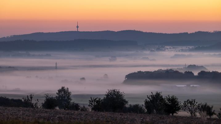 Herbstanfang in Deutschland Dünne Nebelfelder liegen am Morgen über den Wiesen bei Wehrheim im Taunus. Am heutigen 22. September ist kalendarischer Herbstanfang., Wehrheim Hessen Deutschland *** Beginning of autumn in Germany Thin patches of fog lie in the morning over the meadows near Wehrheim in the Taunus region Today, September 22, is the calendar beginning of autumn , Wehrheim Hessen Germany