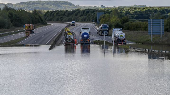 The A421 between Kempston and the M1 remains closed at Marston Moreteyne as tankers continue to pump out water due to recent floods at Marston, Bedfordshire, England on the 28 September 2024. PUBLICATIONxNOTxINxUK Copyright: xDavidxHornx PMI-6463-0005