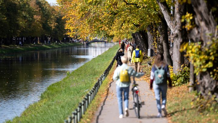 Ausflügler nutzen das schöne Wetter für einen Spaziergang am Nymphenburger Kanal.