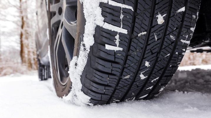 Symbolfoto Winterreifen DEU/Deutschland/Illustration, 16.01.2024, Ein Auto mit Winterreifen M S Allwetterreifen steht auf einer verschneiten Strasse, Symbolfoto. *** Symbolic photo winter tires DEU Germany illustration, 16 01 2024, A car with winter tires M S all-weather tires stands on a snowy road, symbolic photo AF_IMG_23605.jpeg