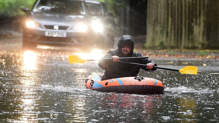 BGUK_3047939 - Hale, UNITED KINGDOM - Man seen on a rubber dinghy enjoys the torrential rain in Cheshire, as Cheshire street in hale is flooded as he is seen taking his dinghy for a ride. On the same street as Manchester United Football Player Casemiro's house. Cars are seen driving around him in disbelief and stop to take pictures of him as he larks around in the rain with his dinghy
Pictured: Weather Picture
BACKGRID UK 30 SEPTEMBER 2024