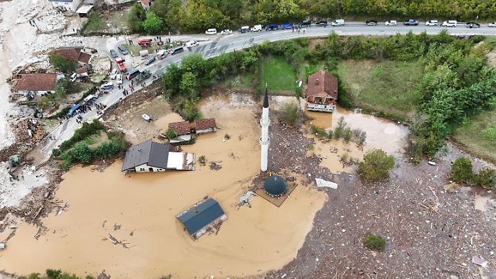 FILE PHOTO: A drone view shows a flooded residential area and mosque in Donja Jablanica, Bosnia and Herzegovina, October 4, 2024.REUTERS/Amel Emric/File Photo