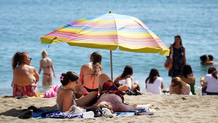 04.10.2024, Spanien, Malaga (Andalusien): Die Strände an der Küste von Malaga sind Anfang Oktober voller Menschen. Die hohen Temperaturen, verursacht durch ein Hochdruckgebiet, sorgen für ein heißes Wochenende mit Höchstwerten von 34 Grad. Foto: Álex Zea/EUROPA PRESS/dpa +++ dpa-Bildfunk +++