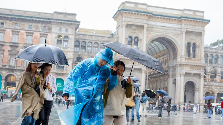 Pioggia e maltempo a Milano - Milano, Italia - Martedì, 08 Ottobre 2024 (foto Marco Cremonesi / LaPresse)
Rain and bad weather in Milan - Milan, Italy - Tuesday, 08 October 2024 (photo Marco Cremonesi / LaPresse) / action press