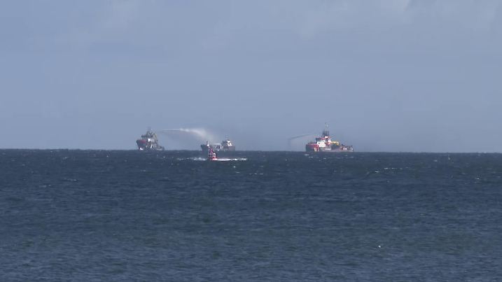 Ölfrachter brennt vor Kühlungsborn: Sieben Besatzungsmitglieder unverletzt gerettet Auf der Ostsee ist ein Öltanker in Brand geraten. Der in Deutschland registrierte Tanker "Annika" liegt in der Mecklenburger Bucht zwischen Kühlungsborn und Warnemünde vor Anker. Siebe Besatzungsmitglieder wurden bisher unverletzt vom Schiff gerettet und mit dem Seenotrettungsboot "Wilma Sikorski" nach Kühlungsborn an Land gebracht. Mehrere Schlepper und Seenotrettungskreuzer haben mit der Brandbekämpfung begonnen. Weitere Feuerwehrleute werden mit Hubschraubern zum Schiff geflogen. 