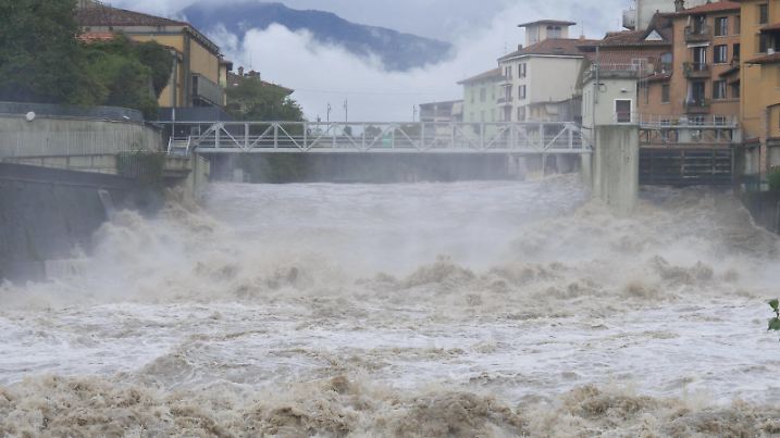 Red weather alert in Lombardy, Brembo river in record flood risk. River Brembo in flood with record flow due to heavy rains that hit Lombardy. Several bridges and roads closed. Red alert continues. St. Peter s Bridge/Bergamo Bergamo/ Italy Italy PUBLICATIONxNOTxINxFRAxUK Copyright: xIPA/ABACAx