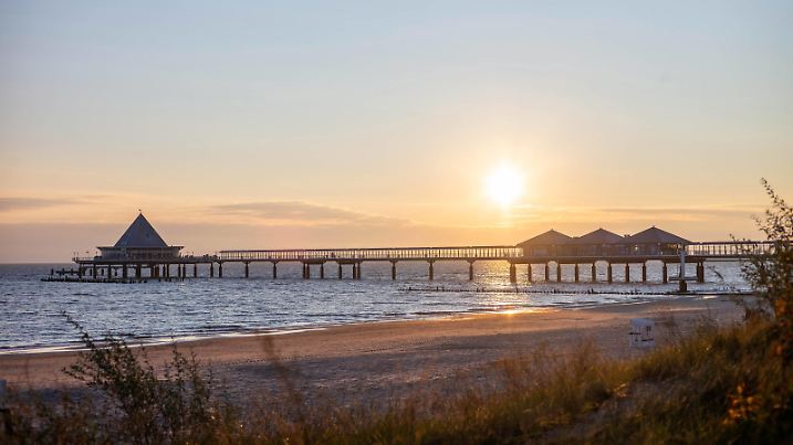 Wunderschöner Sonnenaufgang am Ostseestrand auf Usedom im Seebad Heringsdorf, einem der 3 sogenannten Kaiserbäder. Im Hintergrund die markante Seebrücke von Heringsdorf. Strand *** Beautiful sunrise on the Baltic Sea beach on Usedom in the seaside resort of Heringsdorf, one of the 3 so-called imperial spas In the background the striking pier of Heringsdorf beach
