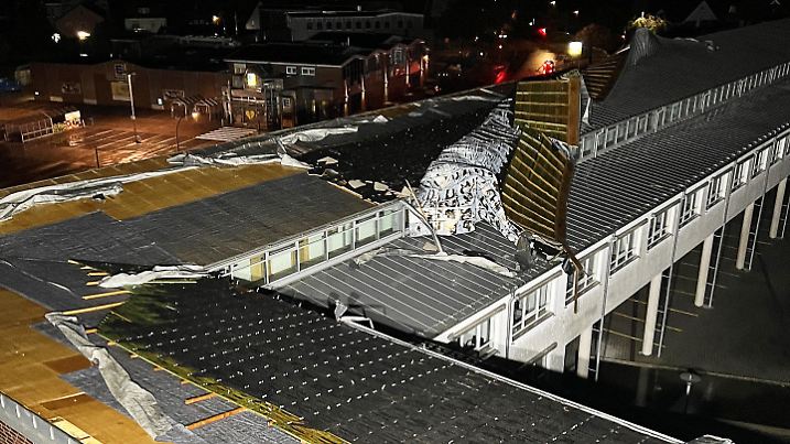 HANDOUT - 13.10.2024, Niedersachsen, Vechta: HANDOUT - Dieses von der Freiwilligen Feuerwehr Vechta zur Verfügung gestellte Foto zeigt das teilweise abgedeckte Dach des Kreishauses im Landkreis Vechta. Ursache war vermutlich starker Wind, wie die Feuerwehr mitteilte. Foto: -/Freiwillige Feuerwehr Vechta/dpa - ACHTUNG: Nur zur redaktionellen Verwendung im Zusammenhang mit der aktuellen Berichterstattung und nur mit vollständiger Nennung des vorstehenden Credits +++ dpa-Bildfunk +++