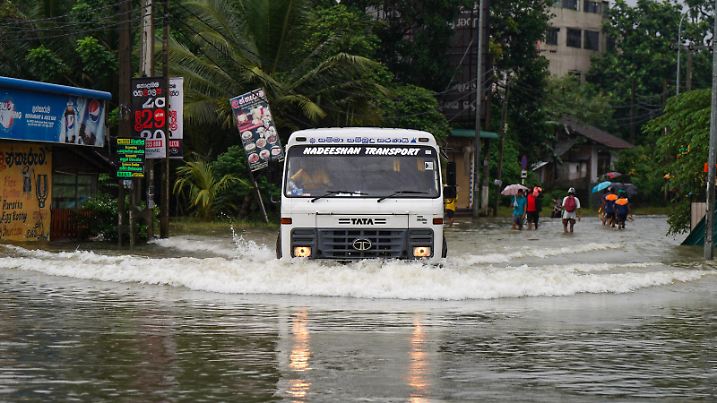 Heavy Downpour For Sri Lanka A lorry moves on the flooded road in Kelaniya, Sri Lanka, on October 13, 2024. The adverse weather affects approximately 76,218 people from 18,795 families, as confirmed by the Disaster Management Centre. Colombo Sri Lanka PUBLICATIONxNOTxINxFRA Copyright: xThilinaxKaluthotagex originalFilename: kaluthotage-notitle241013_np1zN.jpg