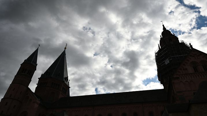 ARCHIV - 07.10.2020, Rheinland-Pfalz, Mainz: Wolken ziehen über den Mainzer Dom hinweg. (zu dpa: «Am Mittwoch Gewitter - zum Wochenende heiter») Foto: Arne Dedert/dpa +++ dpa-Bildfunk +++