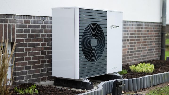 ARCHIV - 22.04.2023, Niedersachsen, Rotenburg: Eine Wärmepumpe der Firma Vaillant vom Typ «aroTHERM plus» ist an einem Einfamilienhaus zu sehen. Die Heizungshersteller in Deutschland haben im ersten Quartal so viele Heizungen verkauft wie schon lange nicht mehr in einem Frühjahr. (zu dpa «Heizungsindustrie verzeichnet Boom bei Heizungsverkäufen») Foto: Daniel Reinhardt/dpa +++ dpa-Bildfunk +++