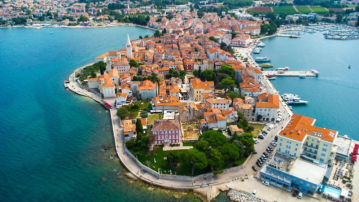 Luftaufnahme der Stadt Porec in Kroatien
