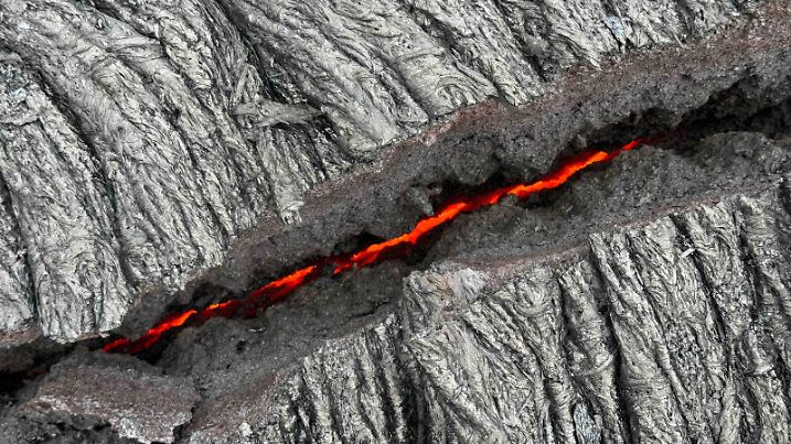 September 20, 2024, Kilauea, Hi, United States of America: A glowing crack in fresh lava on the floor of the Napau Crater inside Kilauea volcano caused by the recent East Rift Zone eruption at Hawaii Volcanoes National Park, September 20, 2024 in Hawaii. Pahoehoe is characterized by smooth, billowy, and ropy surface textures. Kilauea United States of America - ZUMAp138 20240920_zaa_p138_044 Copyright: xMatthewxPatrick/Usgsx