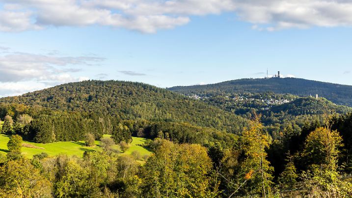 Goldener Oktober im Taunus Die Sonne scheint bei wenigen Wolken am Himmel auf die Landschaft bei Seelenberg mit dem Großen Feldberg und der Burg Reifenberg., Schmitten Hessen Deutschland *** Golden October in the Taunus The sun shines on the landscape near Seelenberg with the Großer Feldberg and Reifenberg Castle , Schmitten Hessen Germany