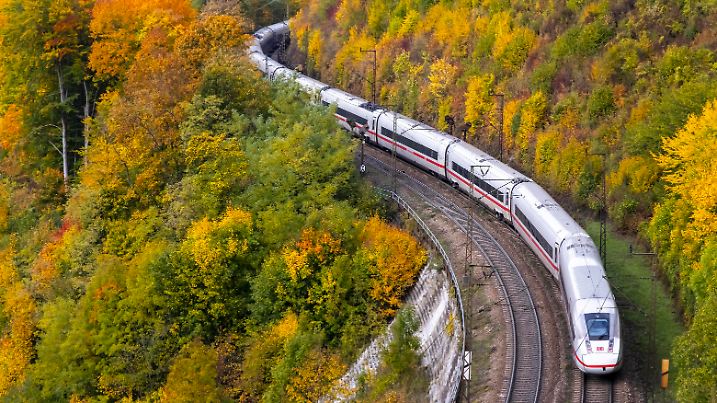 InterCityExpress ICE auf der Geislinger Steige auf der Filstallinie der Bahn im Herbst. Der Albaufstieg auf die Schwäbische Alb gilt als erste Gebirgsquerung einer Eisenbahn in Kontinentaleuropa. Mit der Eröffnung der Neubaustrecke Stuttgart-Ulm wird sie an Bedeutung verlieren. // 08.10.2022: Deutschland, Baden-Württemberg, Amstetten. *** InterCityExpress ICE on the Geislinger Steige on the railroads Filstallinie in autumn The Albaufstieg up the Swabian Alb is considered the first mountain crossing of a railroad in continental Europe With the opening of the new Stuttgart Ulm line, it will lose importance 08 10 2022 Germany, Baden Württemberg, Amstetten