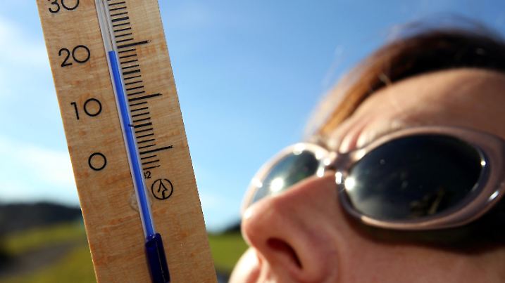 Ganze 20 Grad zeigt ein Thermometer am Donnerstag (16.11.2006) in Oberbeuren (Allgäu) neben einer den Sonnenschein genießenden Frau (Illustrationsfoto zum Thema "frühlingshafte Temperaturen"). Ungewöhnlich mild zeigt sich derzeit der November in Deutschland. Foto: Karl-Josef Hildenbrand dpa/lby +++(c) dpa - Report+++ | Verwendung weltweit