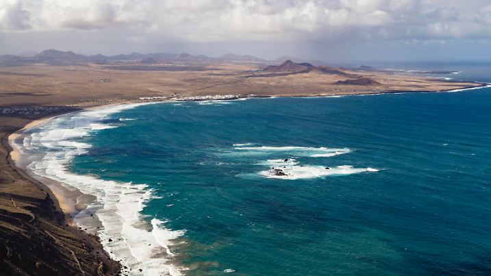 La Caleta de Famara und Feuerberge, Lanzarote La Caleta de Famara und Feuerberge, Lanzarote, Kanarische Inseln, Spanien, La Caleta de Famara and fire mountain, Lanzarote, Canary Islands, Spain Copyright: xZoonar.com/CorneliaxPithartx 10447536