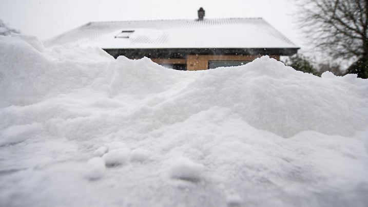 Jahrhundertwinter in Nordrhein-Westfalen Der Schnee liegt zentimeterhoch auf einem Bürgersteig, so dass das Wohnhaus auf der anderen Straßenseite kaum zu sehen ist. In der Nacht ist ein Schneesturm über das Land gezogen und hat für eine dicke Schneeschicht auf den Straßen und Häusern gesorgt. Der Wetterdienst warnt davor, das Haus zu verlassen. Rietberg Nordrhein-Westfalen Deutschland *** Winter of the century in North Rhine-Westphalia The snow is centimetres high on a pavement, so that the house on the other side of the street is barely visible During the night, a snowstorm has moved across the country, causing a thick layer of snow on the roads and houses The weather service warns against leaving the house Rietberg North Rhine-West Copyright: xInderlied/Kirchner-Mediax