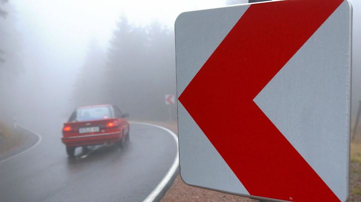 Oberhof (Thüringen): Von roten Richtungsweisern geleitet fährt bei dichtem Nebel und Regen am 19.11.2002 ein Auto über die Schmücke, einen Gipfel bei Oberhof im Thüringer Wald. Auch in den kommenden Tagen wird es beim trüben Novemberwetter bleiben.  (ERF01-191102)