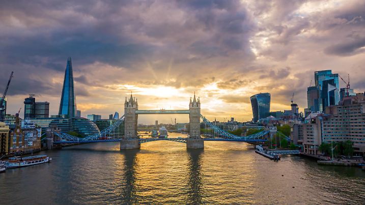 Aerial view to the Tower Bridge and skyline of London, UK Aerial view to the illuminated Tower Bridge and skyline of London just before sunset London UK *** Blick aus der Luft auf die Tower Bridge und die Skyline von London, UK Blick aus der Luft auf die beleuchtete Tower Bridge und die Skyline von London kurz vor Sonnenuntergang London UK Copyright: xx