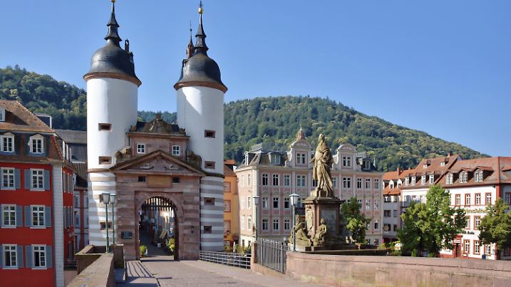 Deutschland, Heidelberg, 28. Juni 2024: Tor zur Karl Theodor Brücke, auch bekannt als Alte Brücke, eine Bogenbrücke in der Stadt Heidelberg, Europa