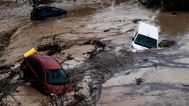 dpatopbilder - 29.10.2024, Spanien, Alora: Autos werden von den Wassermassen weggeschwemmt, nachdem der Fluss in der Stadt Alora aufgrund heftiger Regenfälle über die Ufer getreten ist. Foto: Gregorio Marrero/AP +++ dpa-Bildfunk +++