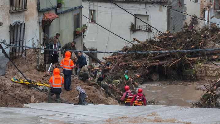 dpatopbilder - 29.10.2024, Spanien, Albacete: Rettungsdienste sind im Einsatz, nachdem der Fluss aufgrund heftiger Regenfälle über die Ufer getreten ist. In weiten Teilen Spaniens sorgten die Niederschlägen für Chaos und Angst. Straßen verwandelten sich in reißende Flüsse und sogar ein Schnellzug entgleiste, wie der TV-Sender RTVE berichtete. Foto: Víctor Fernández/EUROPA PRESS/dpa +++ dpa-Bildfunk +++