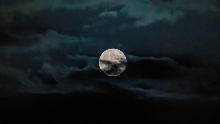 Hunter s Full Moon The Full Moon of the Hunter is in the cloudy sky near Andria, Apulia, on October 17, 2024. Andria Italy PUBLICATIONxNOTxINxFRA Copyright: xDavidexPischettolax originalFilename: pischettola-notitle241018_npH4r.jpg