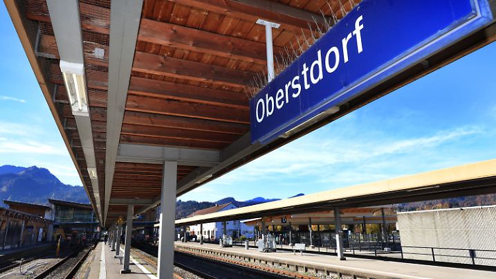 PRODUKTION - 26.10.2024, Bayern, Oberstdorf: Bahnsteige auf dem Bahnhof von Oberstdorf. (zu dpa: «Bahn schränkt Angebot im Allgäuer Tourismus-Hotspot ein») Foto: Karl-Josef Hildenbrand/dpa +++ dpa-Bildfunk +++