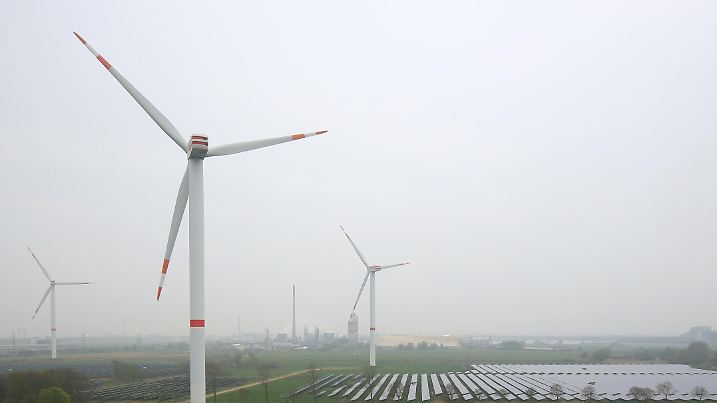 ARCHIV - ARCHIV - Eine Solaranlage und Windräder sind am 25.04.2015 in Büttel, Schleswig-Holstein, zu sehen. Wetterforscher haben untersucht, wie zuverlässig Sonne und Wind Strom liefern. ACHTUNG: Dieses Bild hat dpa auch im Bildfunk gesendet._ Foto: Christian Charisius/dpa +++(c) dpa - Nachrichten für Kinder+++