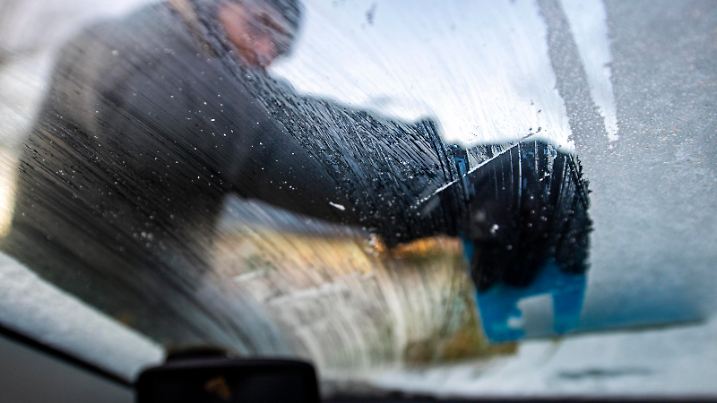News Bilder des Tages Wintereinbruch im Straßenverkehr 25.11.2020 - Feature Verkehr, Winter, Wetter: Themenbild: Eine Frau kratzt das Eis von einer gefrorenen Autoscheibe, um die Windschutzscheibe an dem Fahrzeug eisfrei zu machen. Foto: Inderlied/Kirchner-Media Nordrhein-Westfalen Deutschland *** Winter onset in road traffic 25 11 2020 Feature Traffic, winter, weather Theme picture A woman scrapes the ice from a frozen car window to make the windshield on the vehicle ice-free Photo Song of India Kirchner Media Nordrhein Westfalen Germany Copyright: xInderlied/Kirchner-Mediax