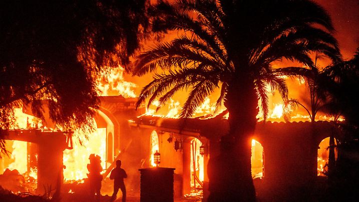 dpatopbilder - 06.11.2024, USA, Camarillo: Fernsehreporter filmen, wie die Flammen des «Mountain Fire» ein Haus in Camarillo vernichten. Foto: Noah Berger/AP/dpa +++ dpa-Bildfunk +++