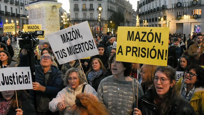 BGUK_3082584 - MADRID, SPAIN - Protest at Puerta del Sol in Madrid to demand the resignation of Carlos Mazón, president of the Generalitat of Valencia, for his management of the DANA. The protest took place simultaneously, at six in the afternoon, with the march in Valencia by twenty social, civic organisations and unions, with the same objective, to denounce the ineffectiveness of the Valencian Government in this crisis.
Pictured: Protest against Carlos Mazon for his management of the DANA
BACKGRID UK 10 NOVEMBER 2024
BYLINE MUST READ: Richard Zubelzu / BACKGRID