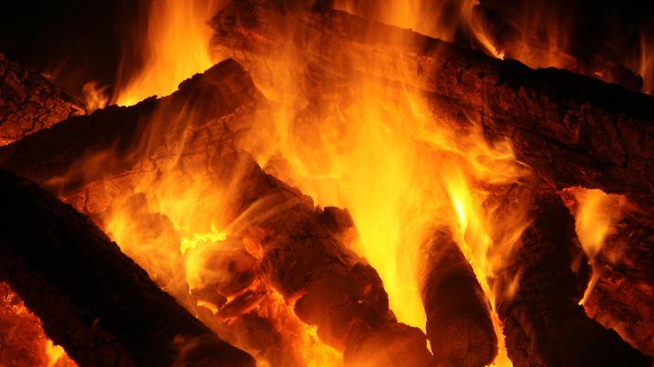 Holzfeuer in einem Kamin in Frankfurt (Oder), aufgenommen am 02.05.2006. Foto: Patrick Pleul +++(c) dpa - Report+++
