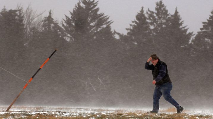 Ein Mann geht am Dienstag (23.01.2007) in Greising (Niederbayern) bei Schneefall und starkem Wind über eine Wiese. Für Bayern kündigt sich ein richtiger Wintereinbruch an. Schneetief «Malte» zieht von Oberitalien über die Ostalpen nach Westrussland. Die Temperaturen sind frostig und lebhafter Nordwind sorgt zudem für Schneeverwehungen. Foto: Armin Weigel dpa/lby +++(c) dpa - Bildfunk+++