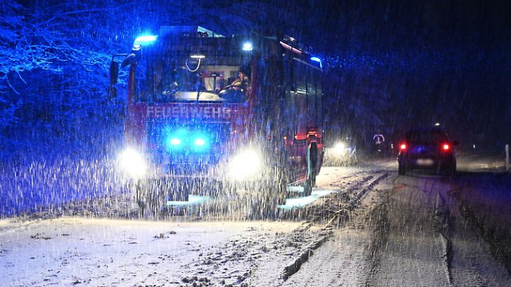 13.11.2024, Bayern, Vietach: Bei heftigem Schneefall ist die Feuerwehr auf einer Landstraße im Einsatz. Es kam durch den Schnee und durch Glätte zu Verkehrsbehinderungen Foto: Zema-Medien/dpa +++ dpa-Bildfunk +++