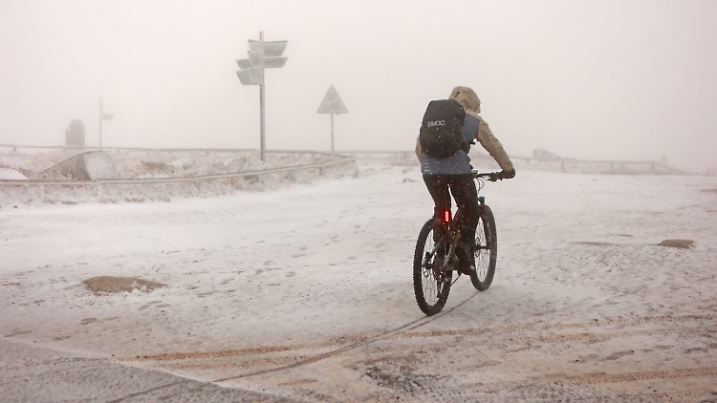 13.11.2024, Sachsen-Anhalt, Schierke: Ein Radfahrer ist auf dem Brocken unterwegs. Frost und erste Schneeflocken bestimmen derzeit das Wetter auf dem Brocken. Am Vormittag setzte leichter Schneefall ein. Die frostigen Temperaturen sorgen für Raureif. In den kommenden Tagen ist keine Wetteränderung in Sicht es bleibt wolkig mit Nebel. Foto: Matthias Bein/dpa +++ dpa-Bildfunk +++