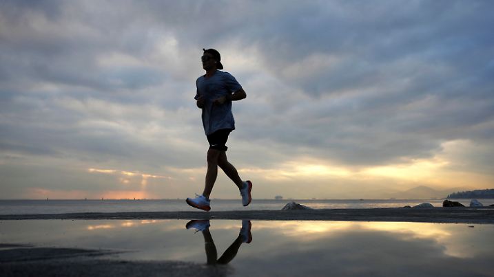 13.11.2024, Griechenland, Athen: Ein Mann joggt bei Sonnenuntergang nach einem regnerischen Tag in Paleo Faliro, einem Vorort am Meer im Süden Athens. Foto: Thanassis Stavrakis/AP +++ dpa-Bildfunk +++
