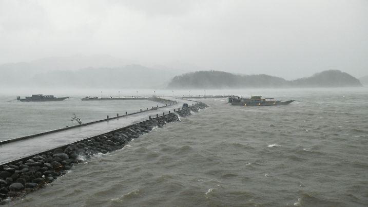 14.11.2024, Philippinen, Santa Ana: Wellen schlagen gegen eine Mole, während sich der durch den Taifun Usagi verursachte Regen über den Hafen ergießt. Foto: Noel Celis/AP/dpa +++ dpa-Bildfunk +++