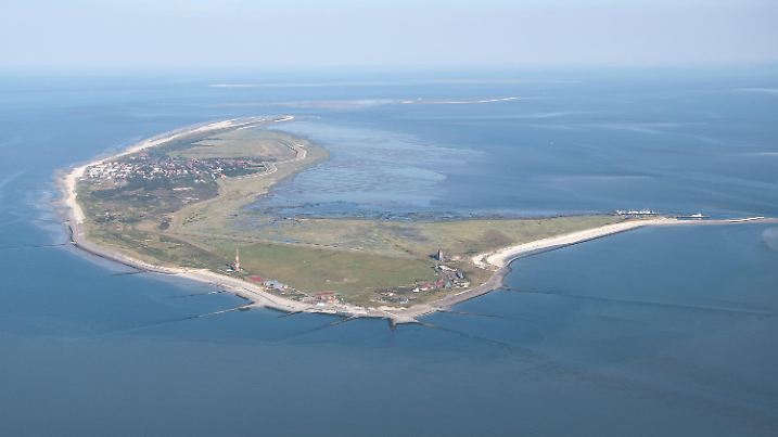 ARCHIV - 07.08.2020, Niedersachsen, Wangerooge: Die ostfriesische Insel Wangerooge. (zu dpa: «Junge an Nordseestrand verschüttet - Ärztin reanimiert Zehnjährigen») Foto: Sina Schuldt/dpa +++ dpa-Bildfunk +++