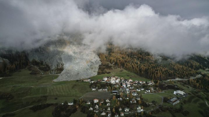 12.11.2024, Schweiz, Brienz: Blick auf Brienz in Brienz-Brinzauls. Am 15. Juni 2023 erreichte ein Erdrutsch beinahe das damals evakuierte Dorf. Nun drohen weitere 1,2 Millionen Kubikmeter Felsschutt abzugleiten. Die Bewohner müssen das Dorf bis Sonntagmittag verlassen haben. Die Evakuierung dürfte mehrere Monate andauern. Foto: Gian Ehrenzeller/KEYSTONE/dpa +++ dpa-Bildfunk +++