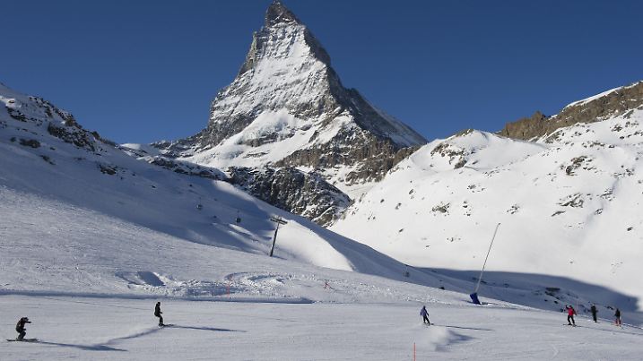 ARCHIV - 16.01.2012, Schweiz, Zermatt: Skifahrer fahren die Pisten am Riffelberg mit dem Matterhorn im Hintergrund hinunter. Eine Lawine soll am Montag in Zermatt in der Schweiz mehrere Menschen mitgerissen haben. Foto: Jean-Christophe Bott/KEYSTONE/dpa +++ dpa-Bildfunk +++