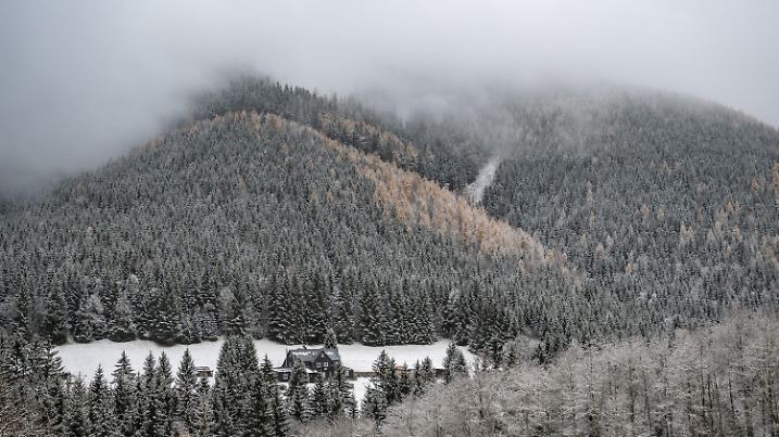 14.11.2024, Tschechien, Spindlermühle: Erster Schnee liegt über den Hütten und Wäldern im Riesengebirge. Foto: Taneèek David/CTK/dpa +++ dpa-Bildfunk +++