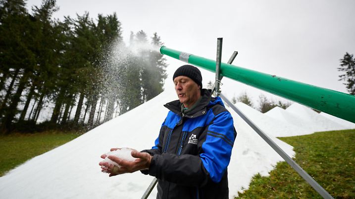 PRODUKTION - 14.11.2024, Nordrhein-Westfalen, Winterberg: Künstlich produzierter Schnee rieselt auf einer Wiese nahe des Skihangs Remmeswiese auf einen Schneehaufen. Der Skiliftbetreiber Christoph Klante hat viel Geld in Allwetter-Schneeerzeuger investiert. Die Saison soll hier voraussichtlich Ende November beginnen. (zu dpa: «Wie sich Skigebiete im Sauerland zukunftsfest machen wollen») Foto: Bernd Thissen/dpa +++ dpa-Bildfunk +++