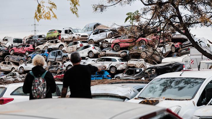 18 days have passed since the passage of the DANA through Valencia Cars piled up in an area affected by the DANA, on November 16, 2024, in Sedaví, Valencia, Valencian Community Spain The third weekend after the DANA, which last October 29th devastated the province of Valencia and has already left more than 200 fatalities, begins today without active weather alerts throughout the Valencian Community, with mobility restrictions on four roads to facilitate the movement of the deployed means and public transport and with more than 21 800 troops working in the affected areas 16 NOVEMBER 2024 TEMPORARY DANA FALLEN DEAD EFFECTIVES PIXELED RAIN Carlos Lujá Sedavi, Valencia Comunidad Vale Sedavi, Valencia Comunidad Vale Espana PUBLICATIONxNOTxINxESP Copyright: xCarlosxLujanx 6344640