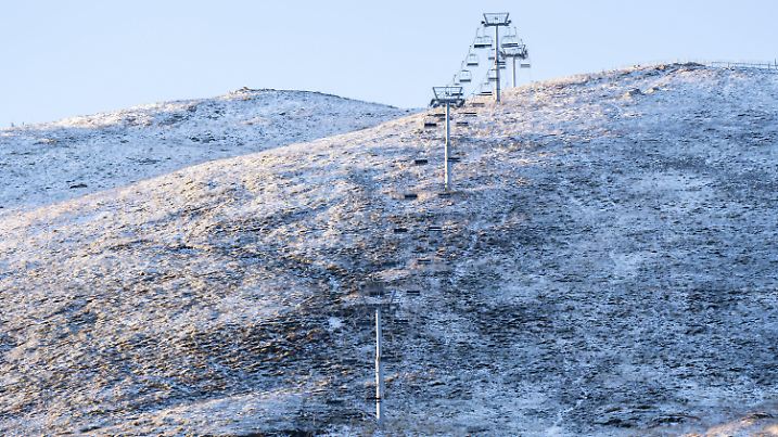 18.11.2024, Großbritannien, Aberdeenshire: Der Sessellift im Glenshee Ski Centre in der Nähe von Braemar ist von einer Schneedecke umgeben. Das Vereinigte Königreich muss sich auf Schnee, Eis und kalte Temperaturen gefasst machen, denn in den kommenden Tagen könnten bis zu 20 cm Schnee fallen. Foto: Jane Barlow/PA Wire/dpa +++ dpa-Bildfunk +++