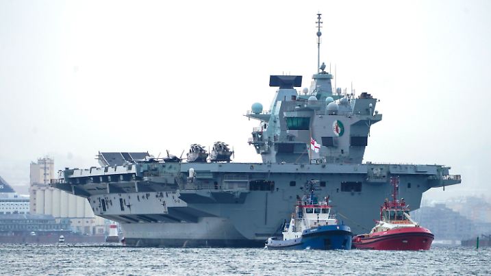 ARCHIV - 21.11.2022, Norwegen, Oslo: Der britische Flugzeugträger «HMS Queen Elizabeth» soll am Montag im Hamburger Hafen eintreffen. (zu dpa: «Flugzeugträger kommt wegen Sturms später nach Hamburg») Foto: Terje Pedersen/AP/dpa +++ dpa-Bildfunk +++