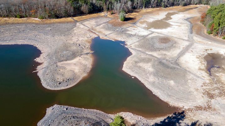 13.11.2024, USA, Ulster County: Zurückgehendes Wasser aufgrund einer Dürre legt das Seebett des Ashokan Reservoirs in Ulster County frei. Foto: Ted Shaffrey/AP/dpa +++ dpa-Bildfunk +++